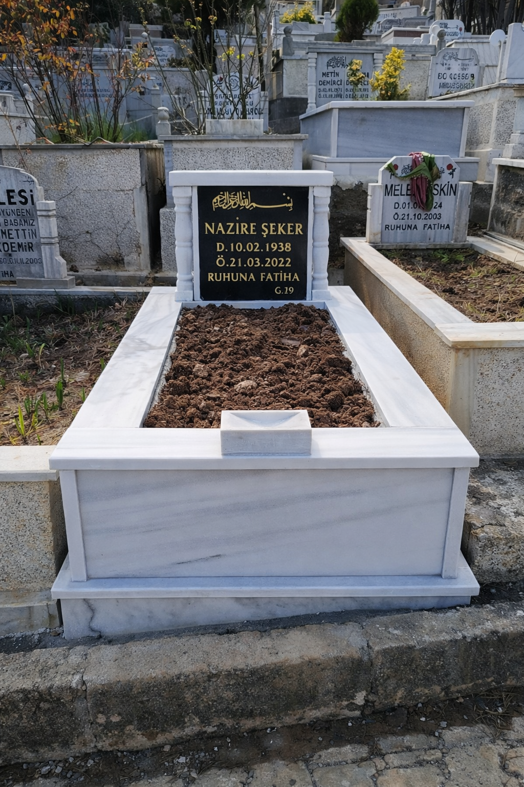 Sade ve zarif mezar modeli